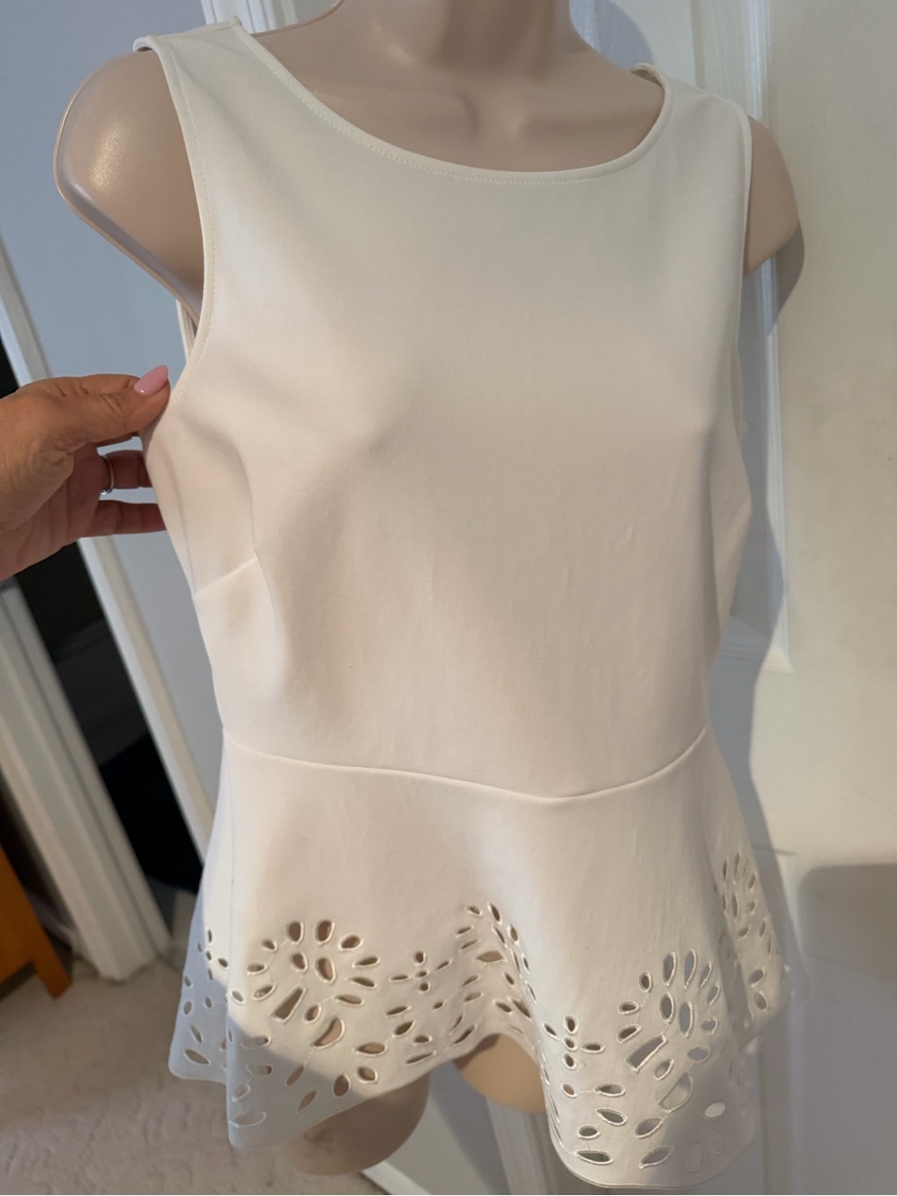 Boston Proper Beyond Travel White Peplum Laser-Cut Top in Small - Picture 6 of 9